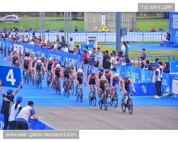 铁人三项冠军完赛后吃下两顿正餐被拍成名场面 铁人三项冠军完赛后吃下两顿正餐被拍成名场面