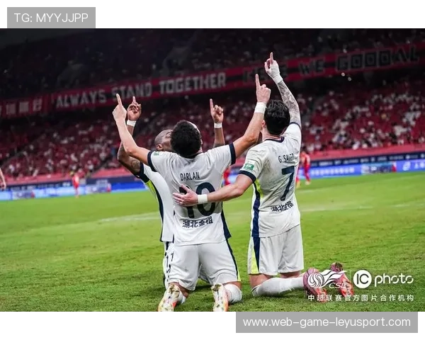 球员在中超比赛中完成关键解围挽救球队于危难,中超比赛球迷入场规则 球员在中超比赛中完成关键解围挽救球队于危难,中超比赛球迷入场规则